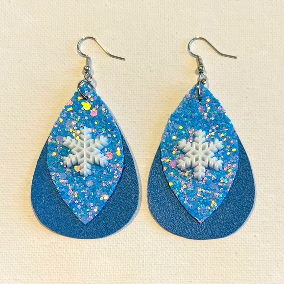 Snowflake ❄️ glitter faux leather earrings - Picture 2 of 6